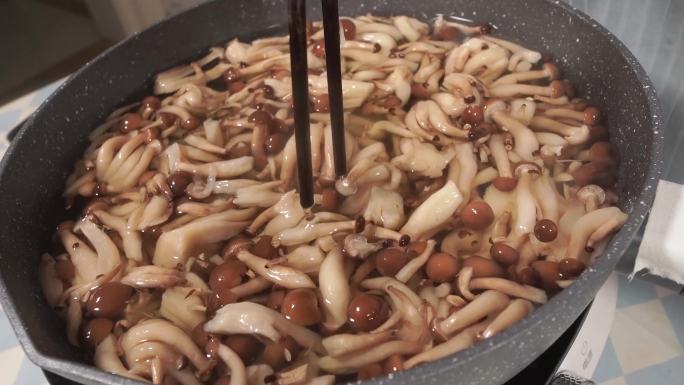 水煮蟹味菇炒蘑菇 (4)