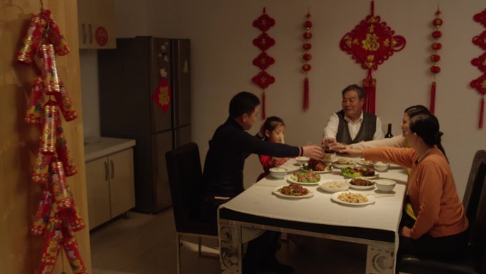 春节家人聚餐多种美食