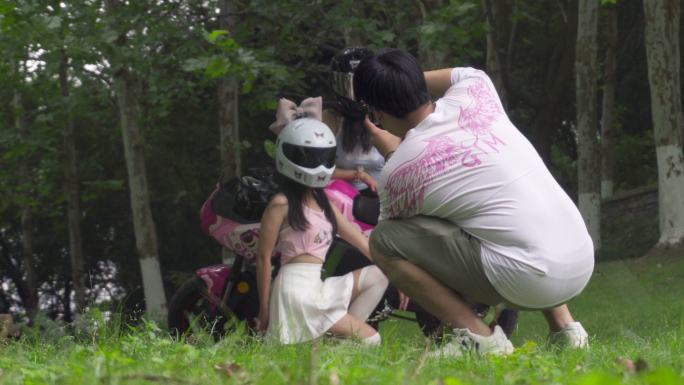 摄影师在为两位女骑手拍照