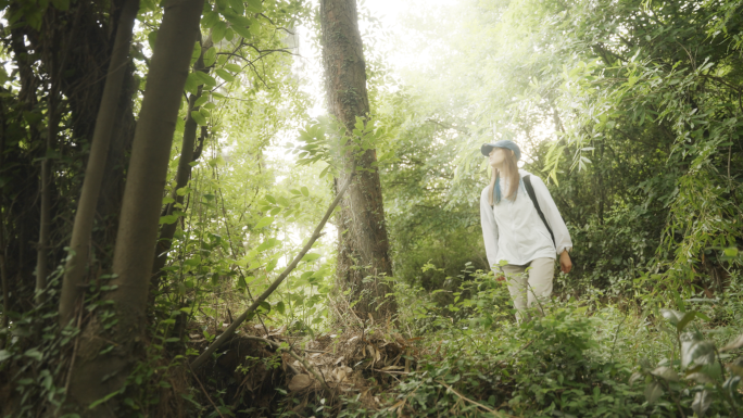 年轻女生徒步旅游爬山亲近自然