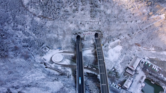 航拍雪后的包茂高速隧道