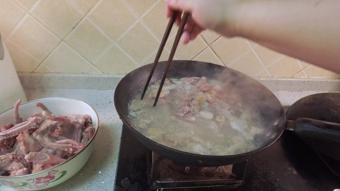 特写处理鸭货鸭锁骨 (1)