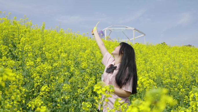 公园赏花阅读浪漫踏青游春笑容花海美女气球