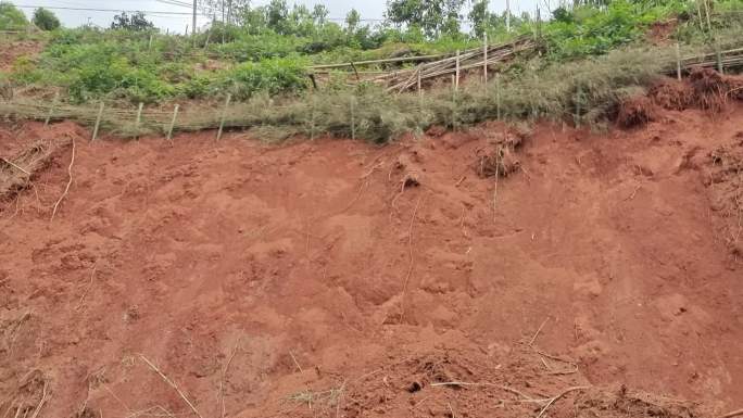 泥石流塌方地质松软暴雨过后山体塌方泥石流