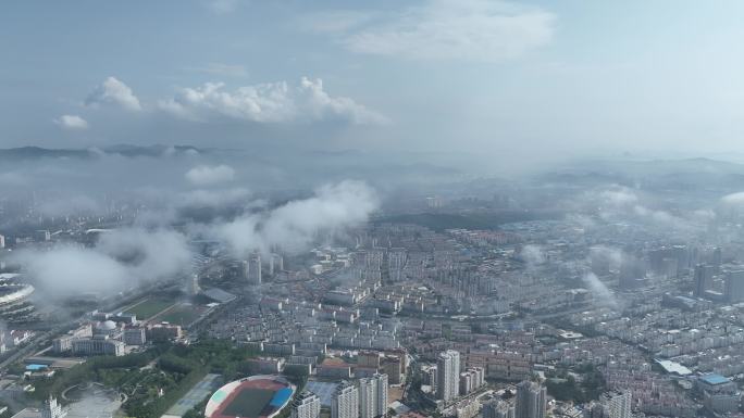 航拍威海市环翠区城市上空的平流雾