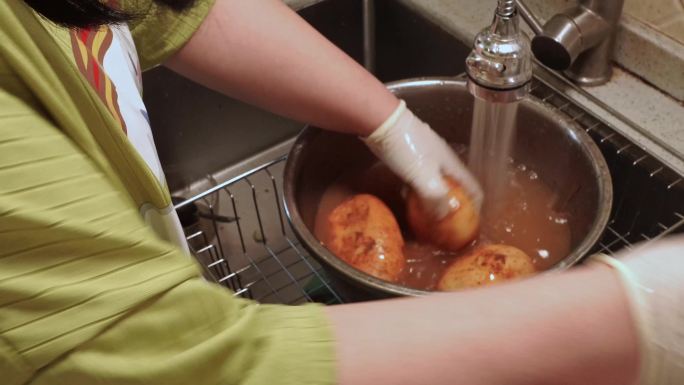 水龙头洗土豆 (2)