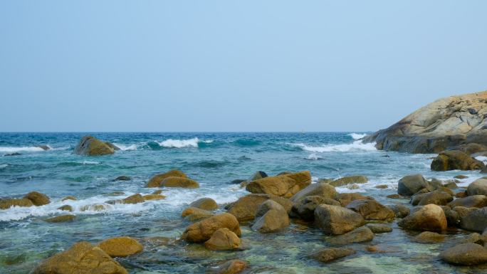 阴天多云海景海边岩石礁石浪花