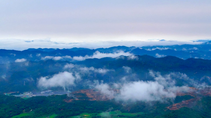 丘陵远山，生态青山，云雾飘渺