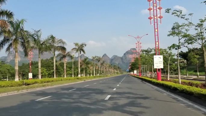 蓝天白云下风景大道行驰景区观光大道