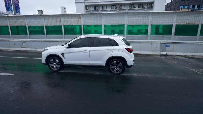 白色三菱suv