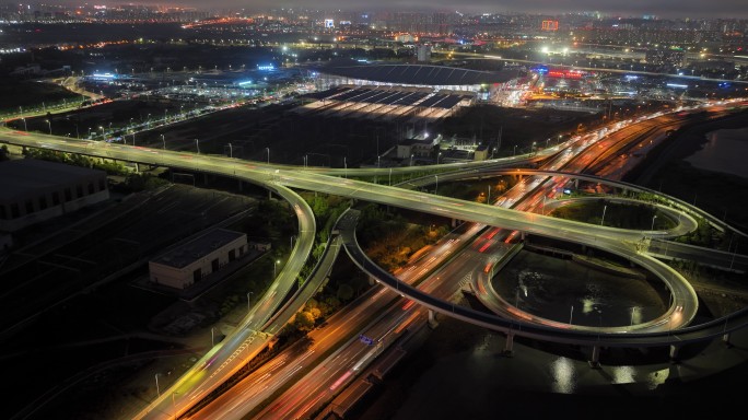 青岛环湾夜景火车三车交汇