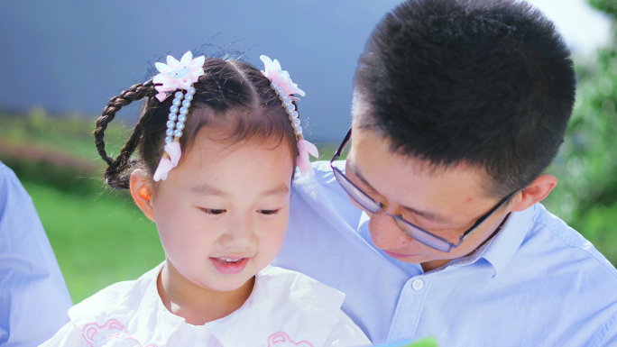 【4k 升格】爸爸带女儿在草地上看书识字