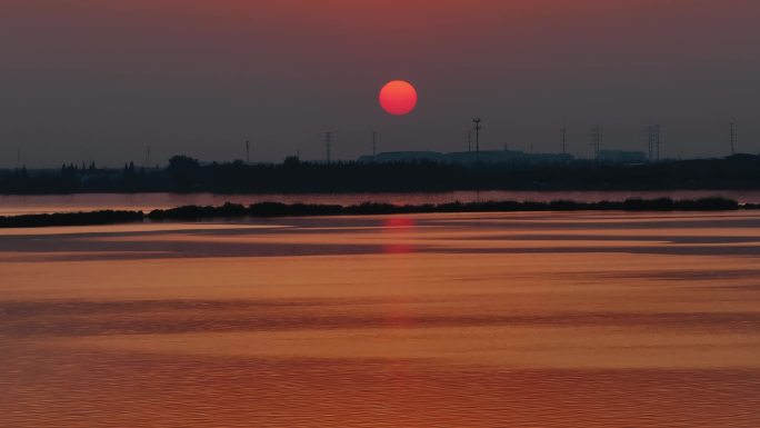 航拍波光粼粼淀山湖湖面夕阳日落长焦压缩感