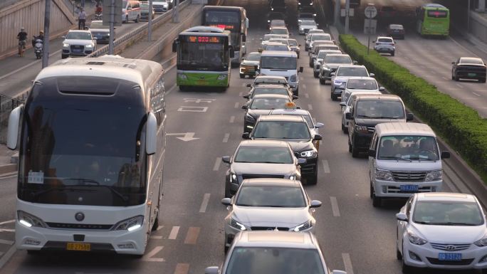 北京三环道路交通上下班高峰拥堵燃油车