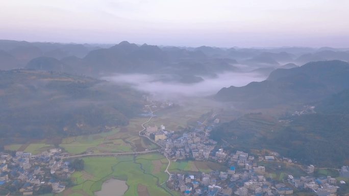 航拍云雾下的稻田村庄
