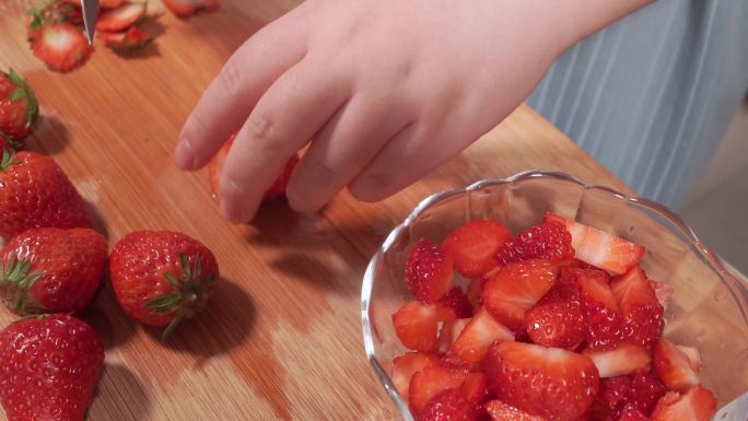 去草莓蒂处理水果 (1)