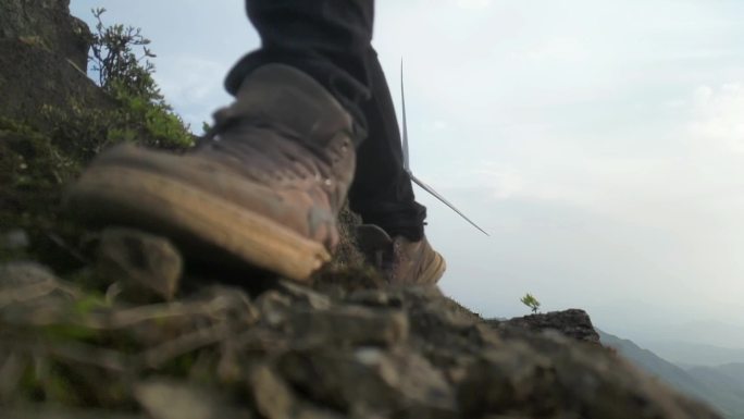 登山脚步特写