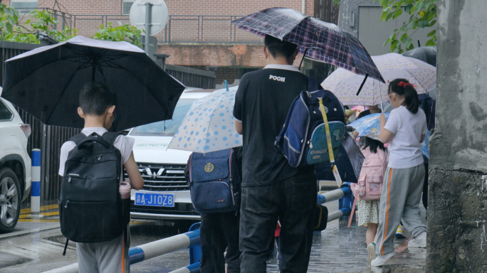 雨中送学生上学