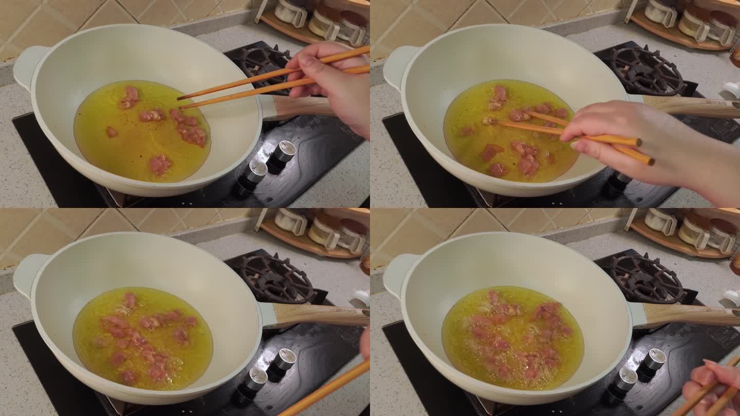 热锅热油下入腌制的鸡丁 (2)