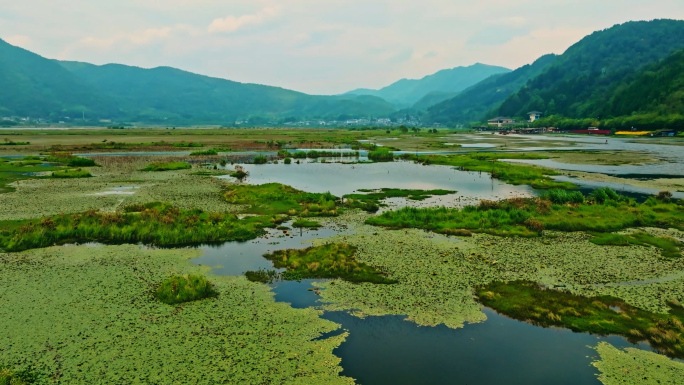 湖泊河流游船乡村风光