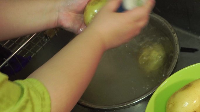 刷洗土豆烤土豆 (3)