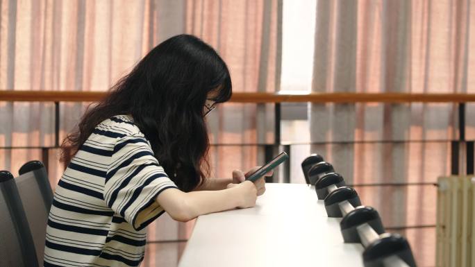 女学生一个人玩手机 4K