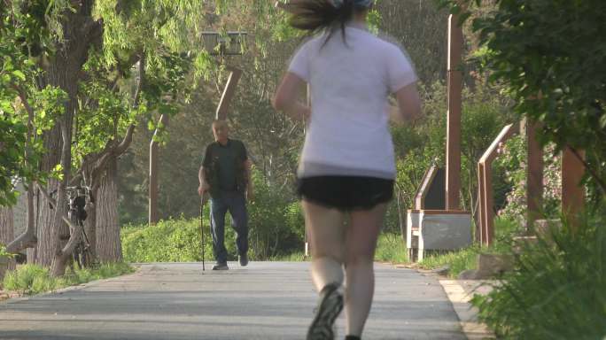 有氧运动清晨跑步户外运动健康生活老年生活
