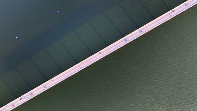 穿越湖中的桥梁对角线构图航拍