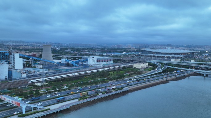 青岛市环湾路高铁列车进站火车汇车