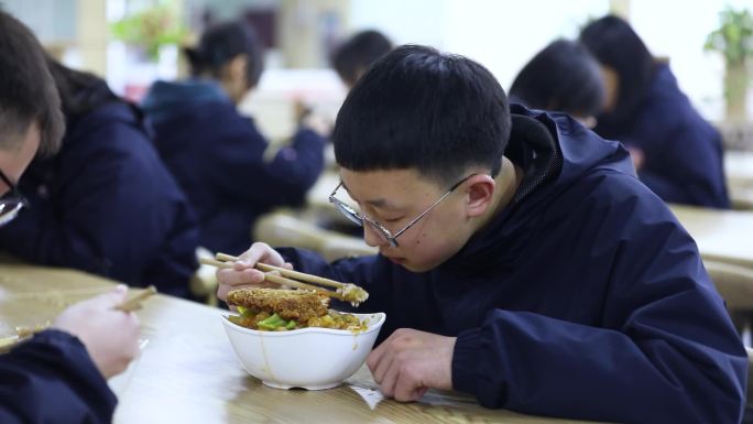 学生进餐厅吃饭食品安全大学食堂打饭素材