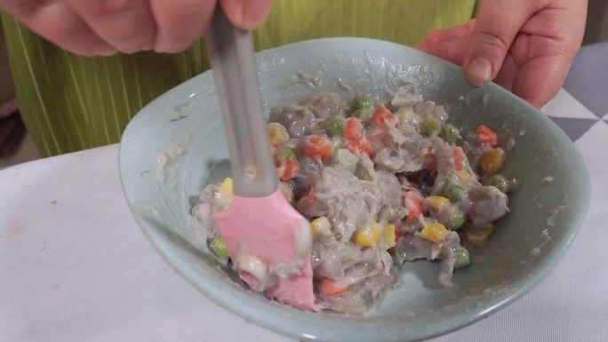 虾滑加入蔬菜丁制作虾饼 (1)