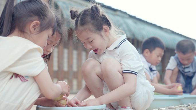 小朋友体验做饭 户外拓展 童趣幼儿园