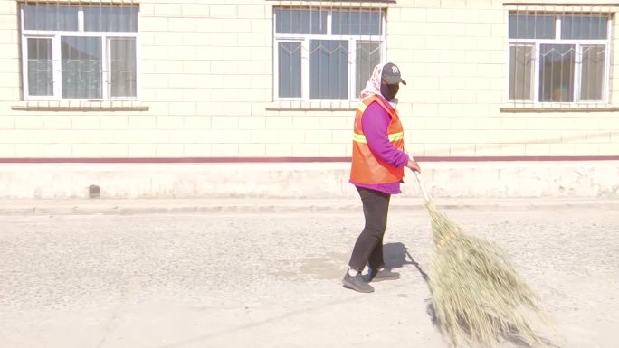 农村环卫清洁工打扫卫生清扫街道垃圾