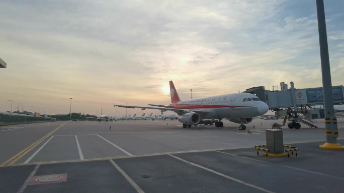 飞机场坐摆渡车的过程 西安飞机场飞机起飞