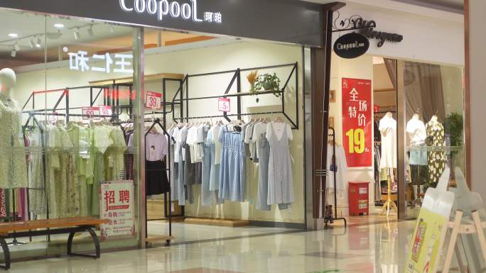 商场里冷清的服装店