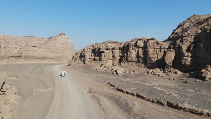 新疆哈密大海道航拍行驶的房车