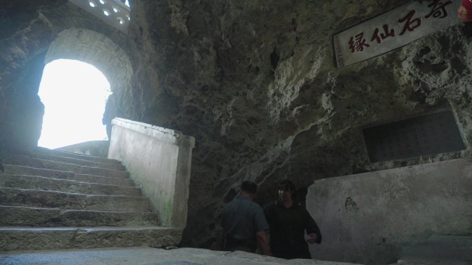 h考察人员探索奇石洞窟