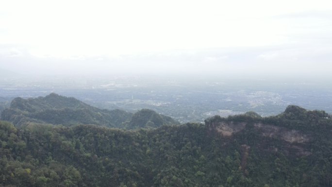 高空环视山林叠嶂远方的城镇宝塔楼阁