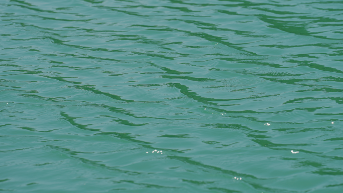 清澈的水面湖面绿水青山波光粼粼湖水