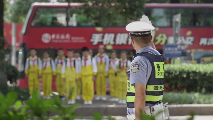 交警指挥学生过马路