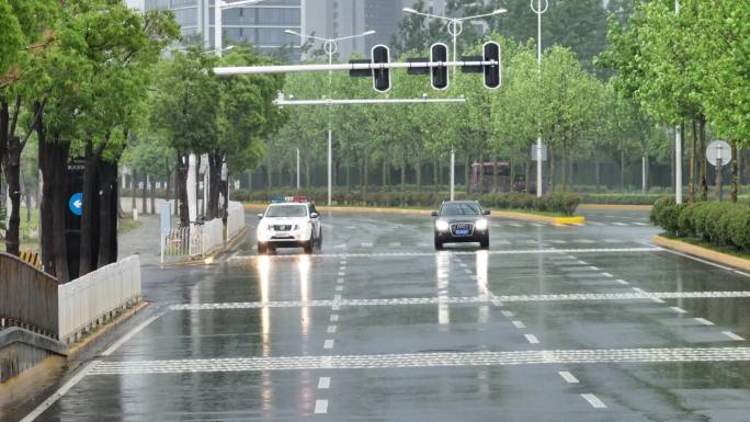 雨天警车出警