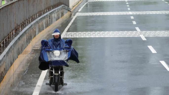 雨天骑电瓶车（升格）