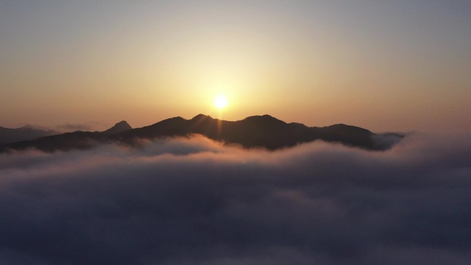 航拍 云雾里的山峰落日