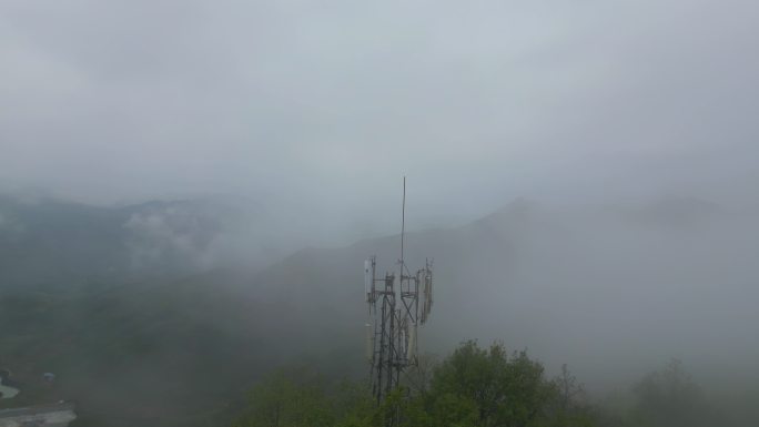雾霾天山上信号塔