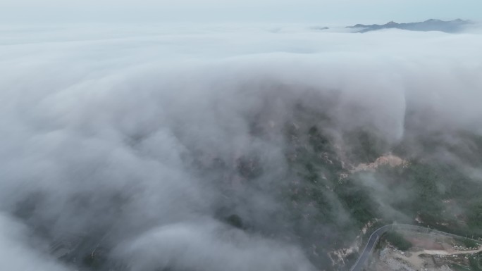 航拍威海远遥烟墩山上的平流雾