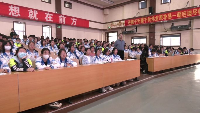 中学生初中生在礼堂坐着听课听报告