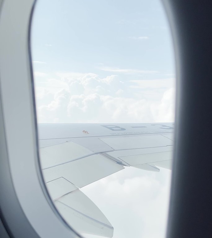 飞机窗看云层