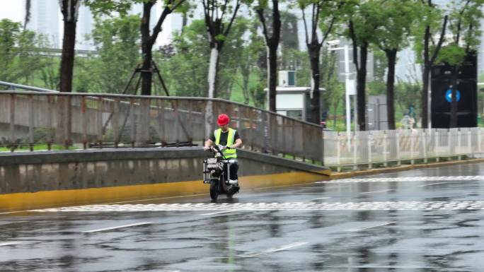 雨天外卖雨天电瓶车城市打工