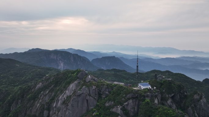 早晨华南第一高峰桂林猫儿山的云和雾