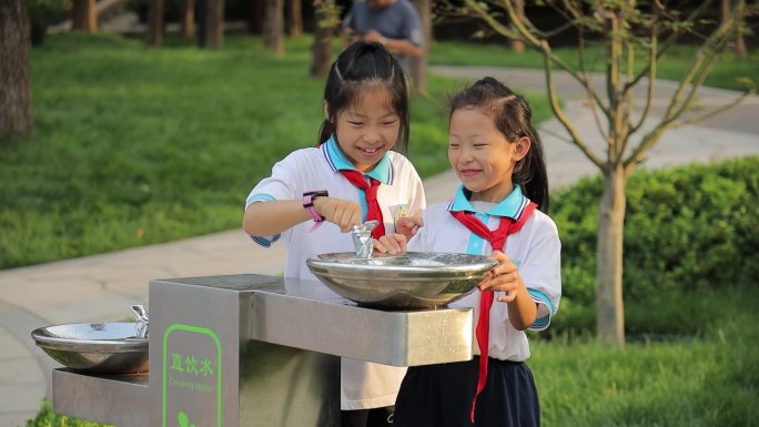 小学生公园直饮水喝水